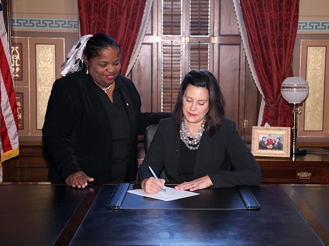 State Rep. Brenda Carter (D-Pontiac) joined Governor Gretchen Whitmer for the signing of House Bill 4550 Wednesday, October 23, 2019. The law requires the Michigan Department of Health and Human Services (DHHS) to improve screening procedures for court-appointed guardians. Introduced by Rep. Brenda Carter, the bill would require DHHS to include fingerprint-based criminal record checks and child abuse and child neglect central registry checks on successor guardians and all adults living in the successor guardian’s home.