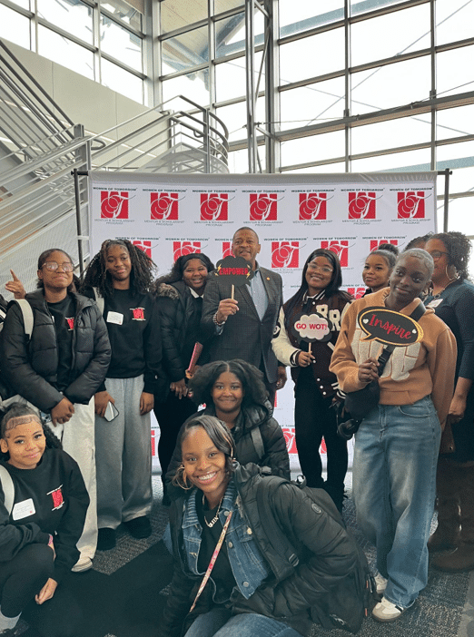 State Rep. Tyrone Carter poses for a photo with students